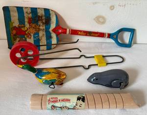 lot 56 image: Collection of 5 Vintage Toys