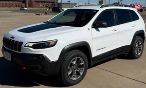 lot 8 image: 2019 Jeep Cherokee Trailhawk 4wd-Clean, 2 owner vehicle