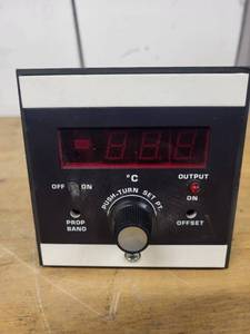 lot 65 image: Digital Temperature Controller Panel Mount with Display and Adjustment Knob