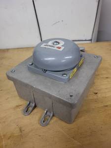 lot 89 image: Federal Signal Corporation Vibratone Industrial Alarm Bell