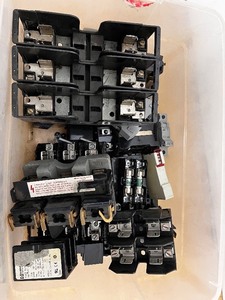 lot 101 image: Assorted Electrical Fuse Holders and Disconnect Blocks Collection