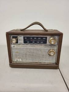 lot 38P image: Vintage Arvin Eight Transistor Portable Radio with Handle