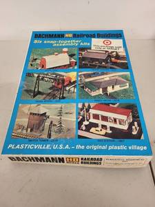 lot 49P image: Bachmann HO Scale Plasticville Railroad Buildings Snap-Together Kit Set with Box