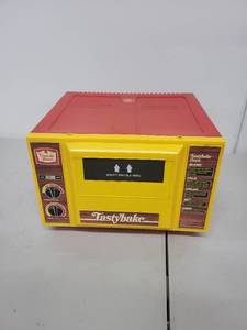 lot 73P image: Vintage Tastybake Duncan Hines Electric Toy Oven