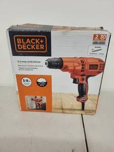 lot 83P image: BlackDecker 5.5 Amp DrillDriver with 38 Inch Keyless Chuck