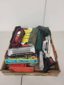 lot 112P image: HO Scale Model Train Car and Accessory Collection
