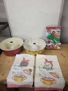 lot 16AW image: Baking Essentials Lot with 2 Bundt Pans, 2 Kitchen Towels, and Sunkist Spiral Slicer