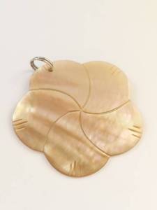 lot 3Q image: Elegant Mother of Pearl Floral Pendant