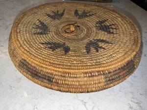 lot 11SC image: Round Handwoven Seagrass Basket with Lid - Black Bird Motifs, 12 in Diameter