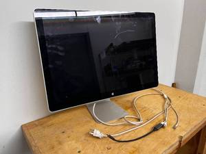 lot 11A image: Apple 27-Inch Thunderbolt Display Monitor with Stand and Cables