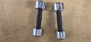 lot 23 image: Lot of a pair of 8LB Metal Dumbbells ( NEW)