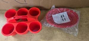 lot 34 image: A breadbasket of 4 (New) and a 6-cup Caddy (NEW)