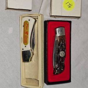 lot 146 image: Boyscouts and Collectors Edition Knife