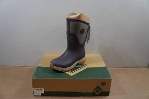 lot 8 image: Muck Boots Womens Arctic Sport II Mid Boots - Size 5