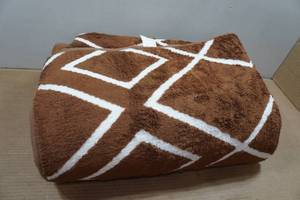 lot 64 image: Plush Area Rug - 5x7