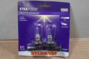lot 79 image: Sylvania Xtravision Halogen Lamps - 9005