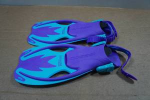lot 152 image: Cressi Kids Fins - Size SM