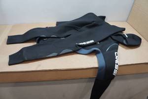 lot 174 image: Cressi Apnea 5mm 2-Piece Wetsuit - M3