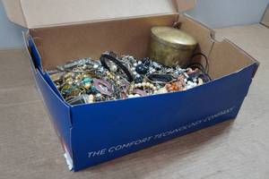lot 200 image: Assorted Costume Jewelry
