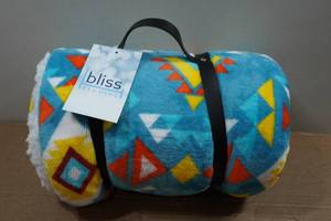 lot 214 image: Bliss Aztec Pattern Sherpa Throw Blanket