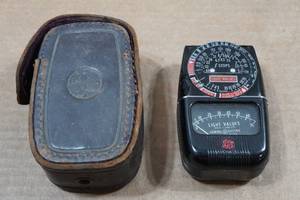 lot 217 image: Vintage General Electric Film Camera Light Meter