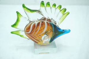 lot 1 image: Hand-Blown Art Glass Tropical Fish Sculpture