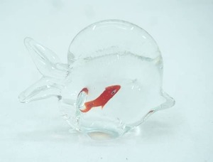 lot 12 image: Vintage Hand-Blown Glass Fish Figurine wredorange fish inside