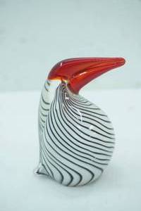 lot 17 image: Murano-Style Art Glass Bird Figurine