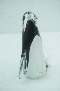 lot 18 image: Hand-Blown Art Glass Penguin Figurine