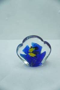 lot 21 image: Vintage Murano-Style Art Glass Aquarium Paperweight