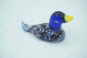 lot 27 image: Hand-Blown Art Glass Duck Figurine 3 long and 1.5 tall