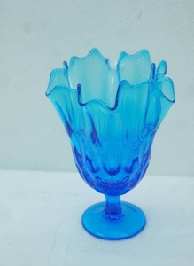 lot 37 image: Vintage Fenton Colonial Blue Thumbprint Handkerchief Swung Vase
