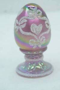 lot 47 image: Vintage Fenton Iridescent Hand-Painted Glass Egg on Pedestal Base