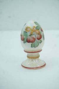 lot 48 image: Vintage Fenton Hand-Painted Glass Egg on a Pedestal. Hand painted, signed, numbered. 1996