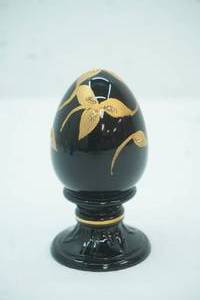 lot 49 image: Vintage Fenton Hand-Painted Glass Egg on a Pedestal. Hand painted, signed, numbered. 1996