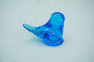 lot 50 image: Vintage Bluebird of Happiness Glass Figurine by Leo Ward. Signed 1996