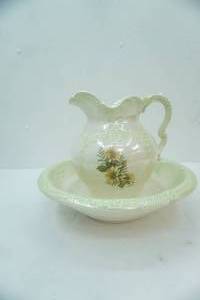 lot 81 image: Arnels Vintage Victorian-Style Ceramic Glazed Pitcher & Wash Basin Set