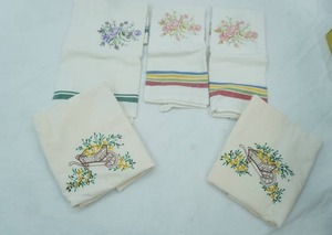 lot 87 image: 3 Embroidered Dish Towels & 2 Embroidered Flour Sack Towels NEW