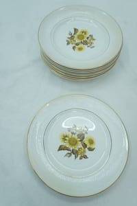 lot 101 image: Vintage Royal Warwick Sunflower Dinner Plates, ribbed rim with gold trim. 9ct