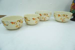 lot 109 image: Vintage Halls Superior Quality Kitchenware Radiance Autumn Leaf Nesting Mixing Bowls