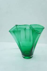 lot 118 image: Alicja Art Glass Emerald Green Sequin Handkerchief Vase