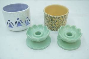 lot 128 image: Vintage Robinson Ransbottom Sponge ware Planter, Haeger Water Lily Candlestick Holders and More