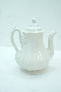 lot 150 image: Vintage Red-Cliff Ironstone Teapot in the Grape pattern