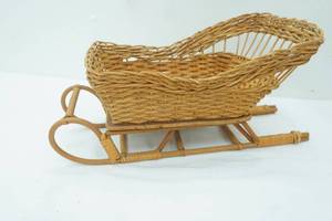 lot 159 image: Vintage Wicker Sleigh Basket 19x 9.5x9