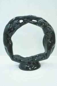 lot 160 image: Vintage Royal Haeger Circle of Love or Eternity Statue. 15 tall by 15 wide