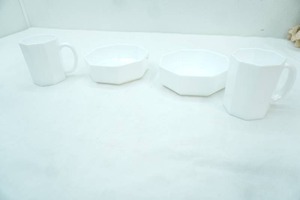lot 197 image: Vintage Arcoroc France Octime White Milk Glass Mugs and Bowls
