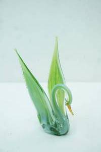 lot 233 image: Art Glass Swan Figurine. 6 tall by 3.5 long