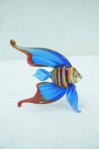 lot 236 image: Blown Glass Fish Figurine. Tropical, colorful, intricate. 4 long by 4 tall