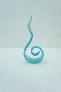 lot 190 image: Hand-Blown Art Glass Ribbon Swirl Sculpture. 12 tall