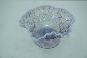 lot 255 image: Vintage Westmoreland Bramble Lilac Opalescent Footed Glass Bowl